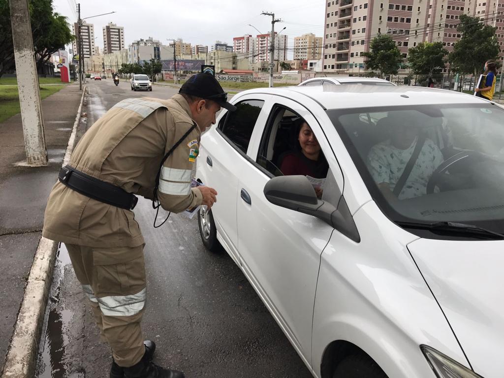 Ação da SMTT orienta condutores sobre cuidados em dias de chuva - SMTT Aracaju
